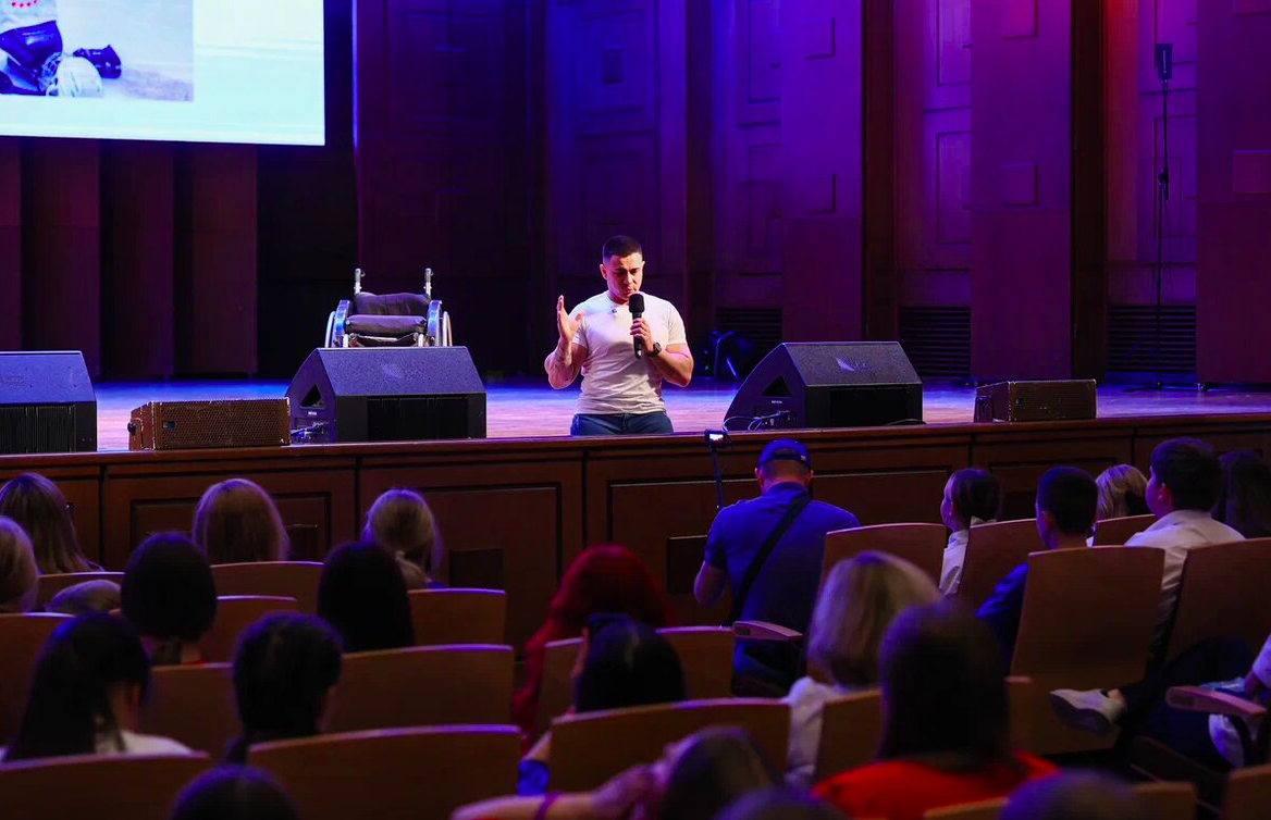 Фото Русский Вуйчич! Сотни новосибирцев пришли на мастер-класс блогера-миллионника Рустама Набиева 6 - Сиб.ФМ Фото Русский Вуйчич! Сотни новосибирцев пришли на мастер-класс блогера-миллионника Рустама Набиева 6